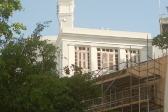 fasadrenovering under varm dag