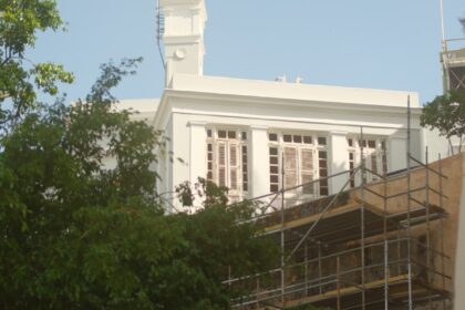 fasadrenovering under varm dag